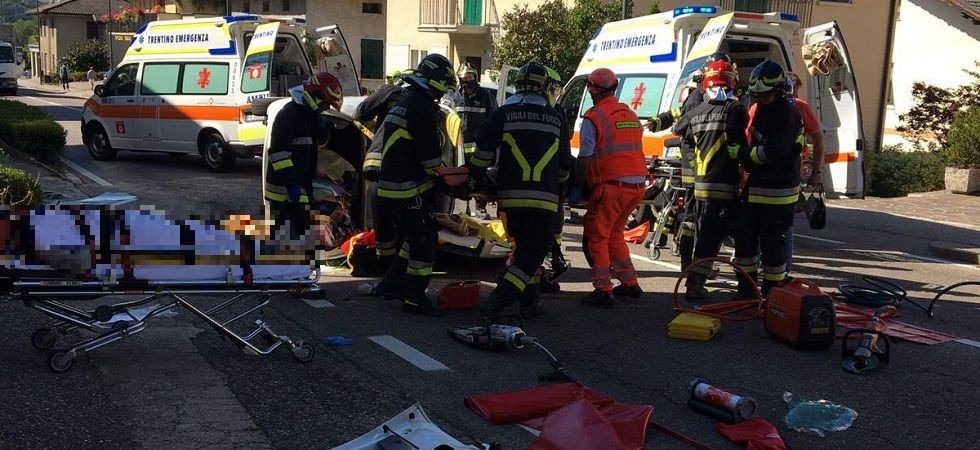 L’automobile si ribalta e una donna rimane incastrata fra le lamiere: servono le pinze idrauliche per estrarla